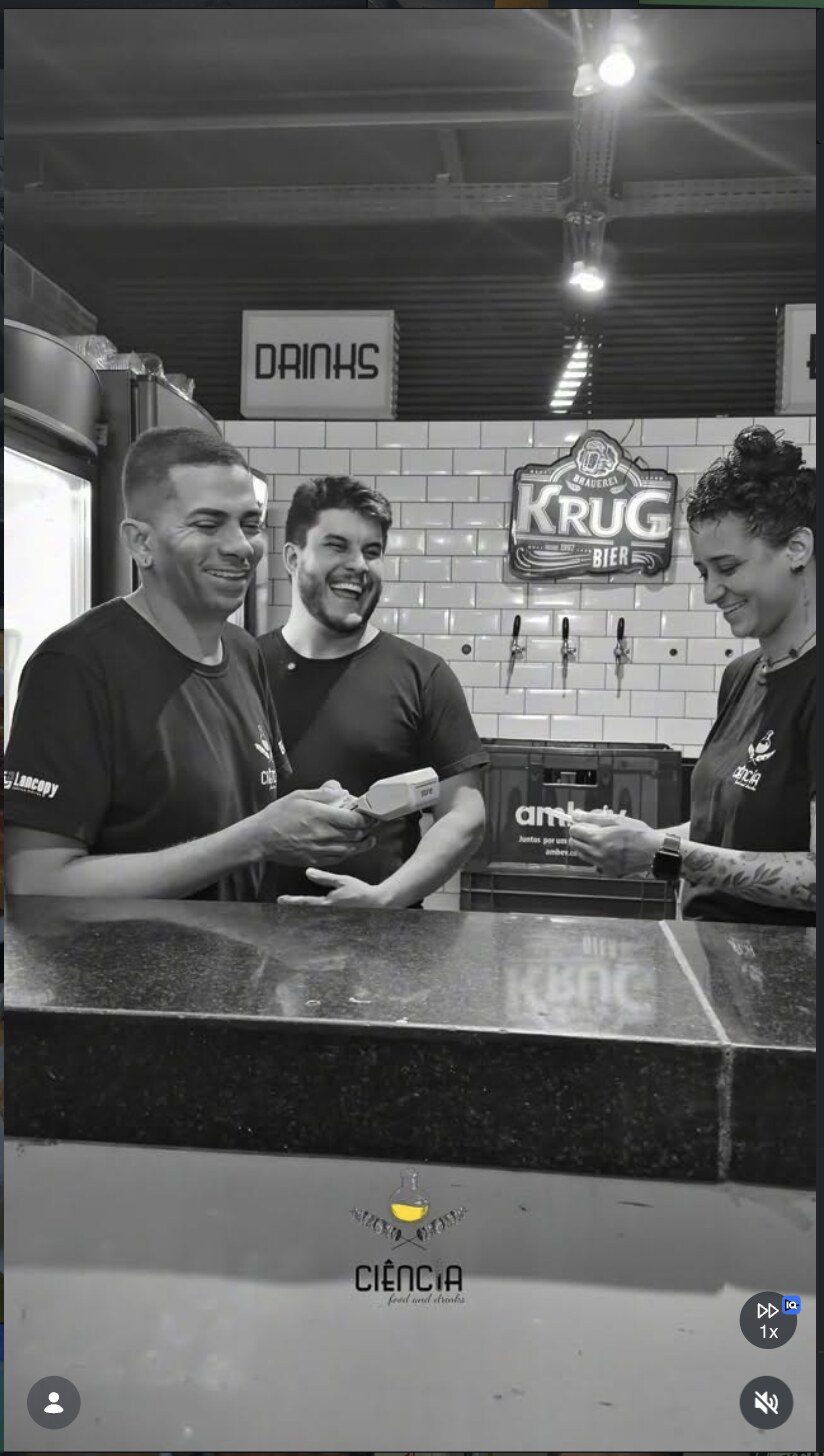 Equipe do Ciência atrás do balcão, chopeiras ao fundo