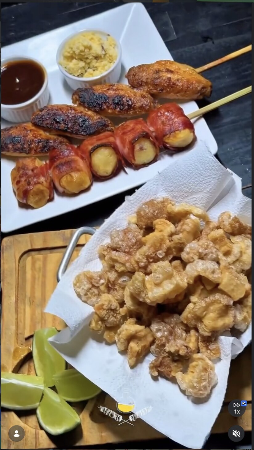 Espetos na brasa e torresmo do Ciência